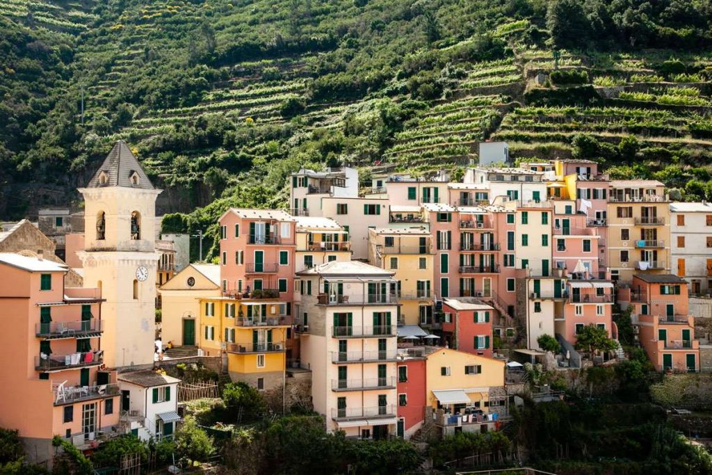 Borgo-Storico-di-Manarola-con-Torre-Campanaria