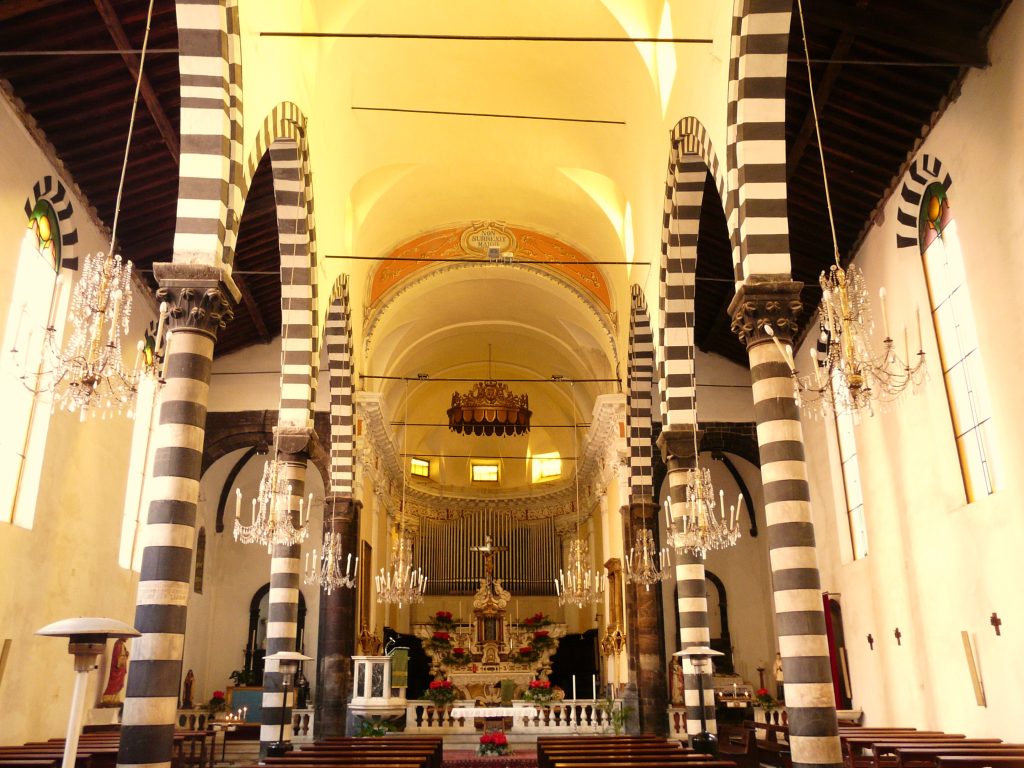 Monterosso_al_Mare-chiesa_San_Giovanni_Battista-navata_centrale1
