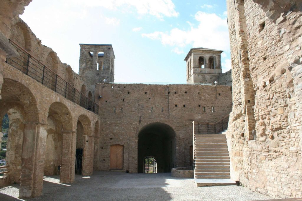 dolceacqua-castello-cortile